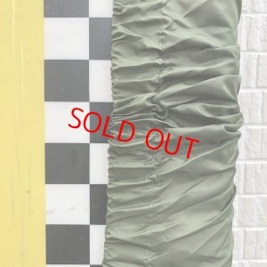 幅広ゴムでストラップ不要！伸びっぱなしになりづらく、ストラップも不要のシンプルなデッキカバーです。