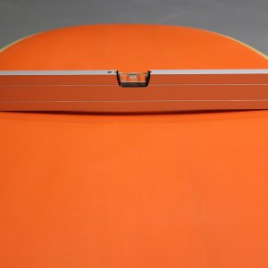 世界最高水準の技術を持つAKU Shaperでシェイプし、ボトム・コンケーブも忠実に再現したEPSフォームを、ファイバーグラスで二重にコーティングすることで、最高の強度を実現しました。