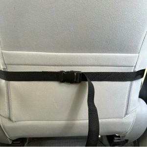 背面に固定の出来るストラップを装備。乗降の際のカバーズレを防止します。