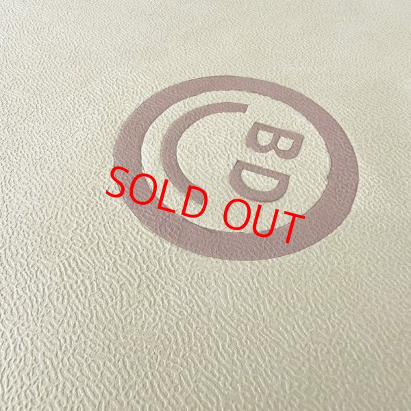 擦れを最小限に抑えたワックスフリーの凸凹加工を施したソフトトップ+PEARテクスチャー加工。